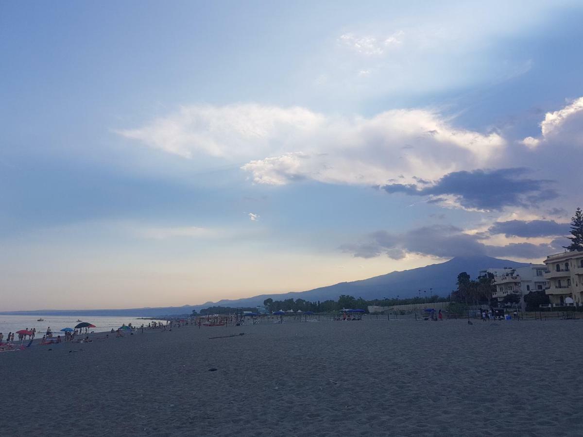 Appartamento I Puritani On The Beach Giardini Naxos Exterior foto